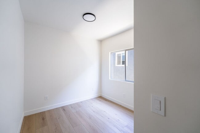 Building Photo - 2860 Webster Ave