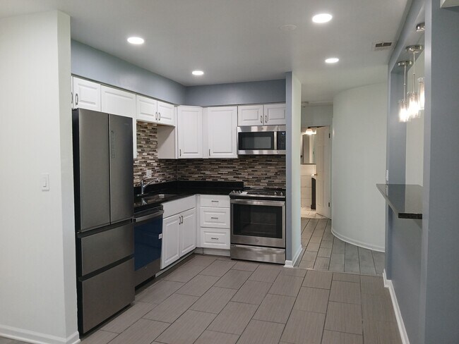 Building Photo - 2300 Beau Monde Ln