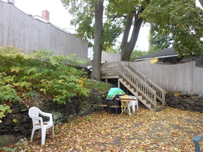 Building Photo - Newton Townhouse w/parking