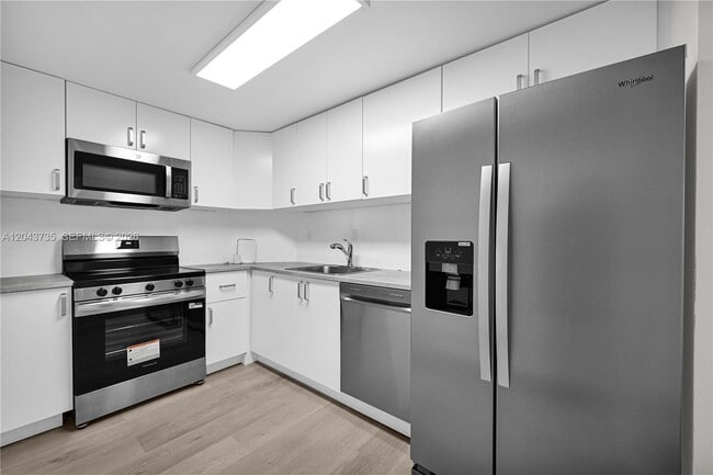 Building Photo - 300 Bayview Dr
