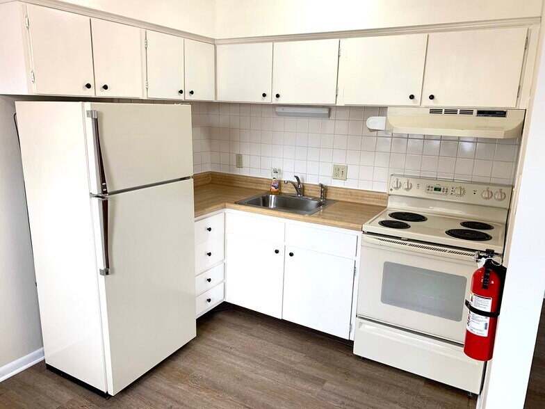 Building Photo - 335 E Lancaster Ave