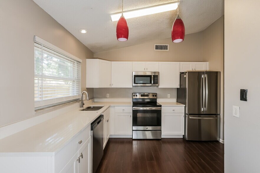 Building Photo - 2027 Helm Ln