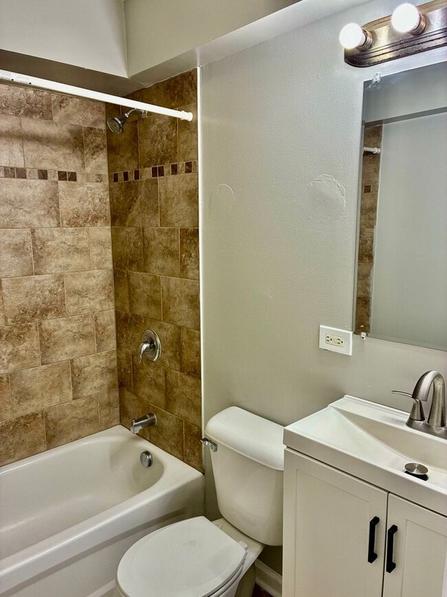 Building Photo - Gorgeous 3bed 2bath Single family house