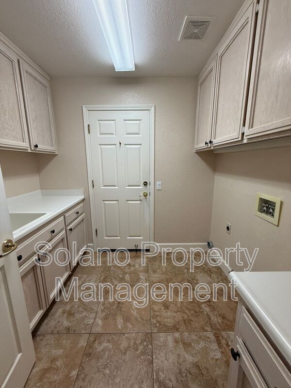 Building Photo - 685 Hillcrest Cir