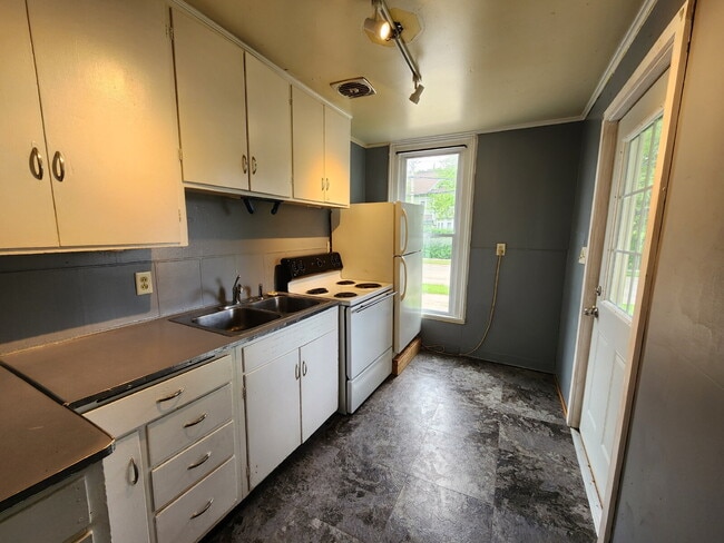 Building Photo - Lower 2 bedroom