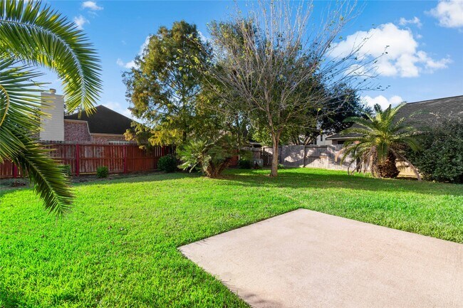 Building Photo - 3326 Lakeway Ln