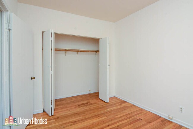 Building Photo - 933 W Sunnyside Ave