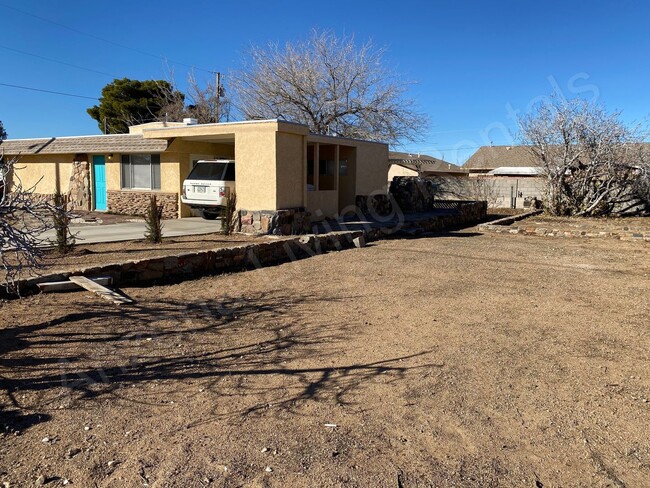 Building Photo - SINGLE FAMILY HOME WITH RV PARKING