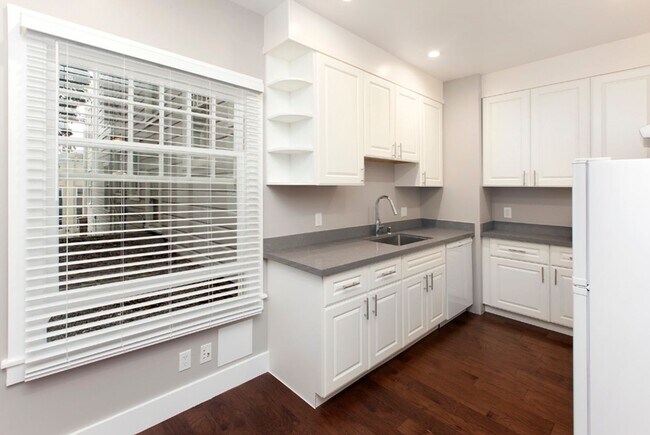 Building Photo - Lower Haight: Recently Renovated Studio w/...