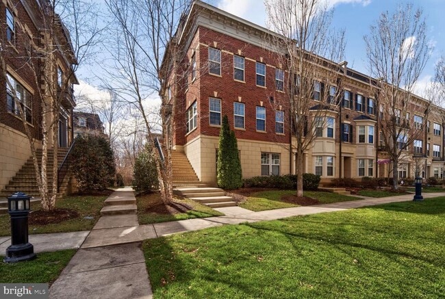 Building Photo - 712 Sentry Square
