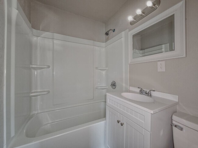 Building Photo - Newly Remodeled FOUR bedroom home in Spenc...