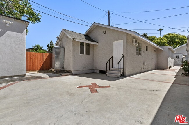 Building Photo - 3913 S Budlong Ave