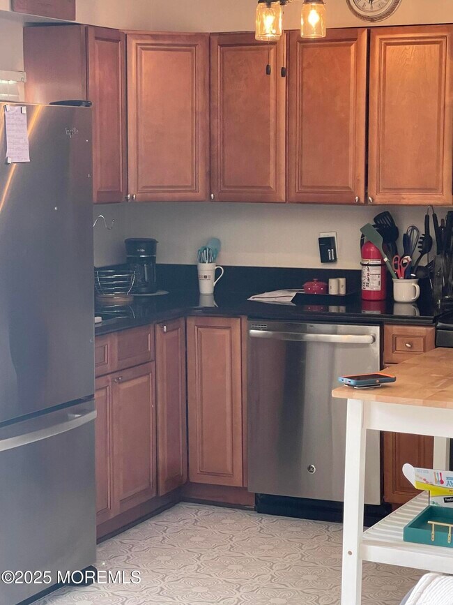 Building Photo - 202-06 Carteret Ave