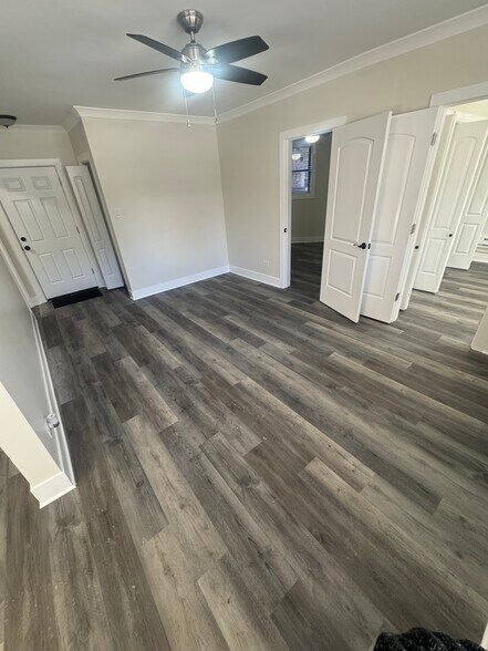 Building Photo - 3837 N Greenview Ave