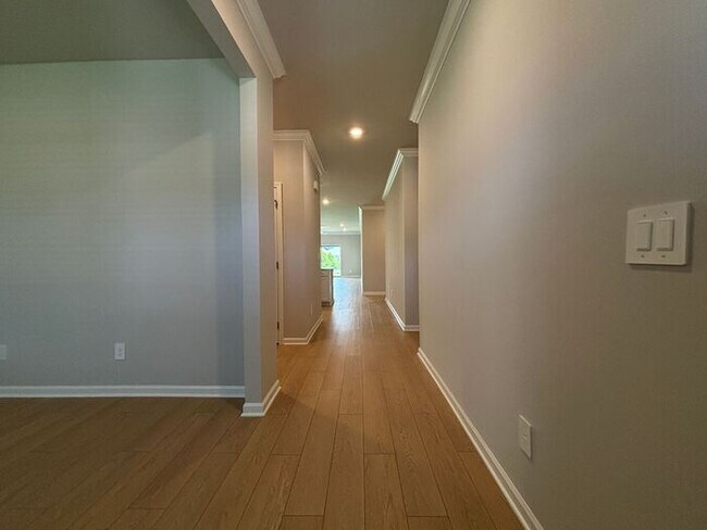 Building Photo - Look and lease in Athens