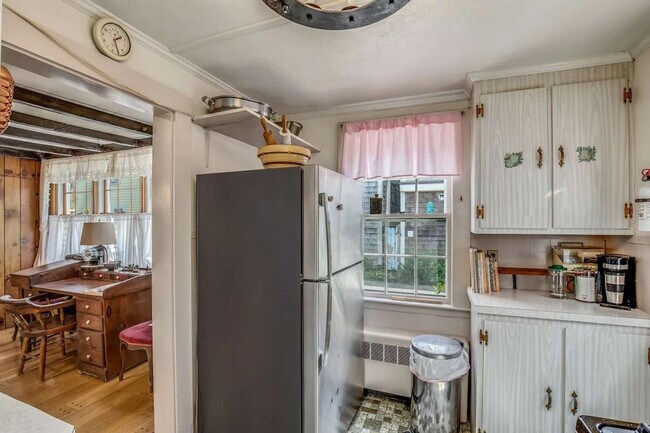 Building Photo - 6 Middle Rd