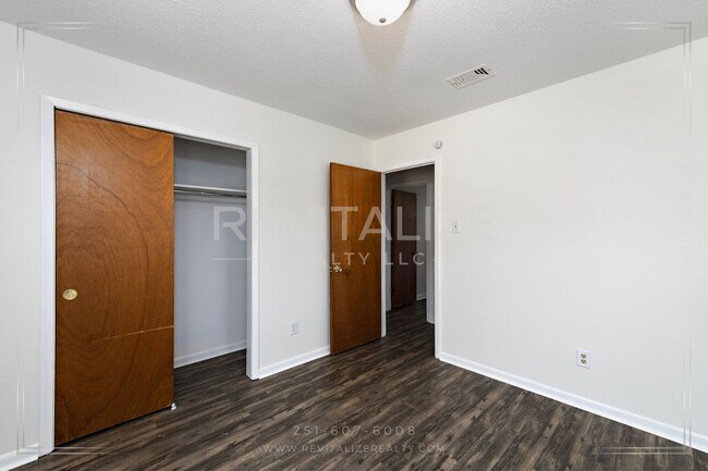 Building Photo - Brick 3BD 2BA with Large Private Yard!