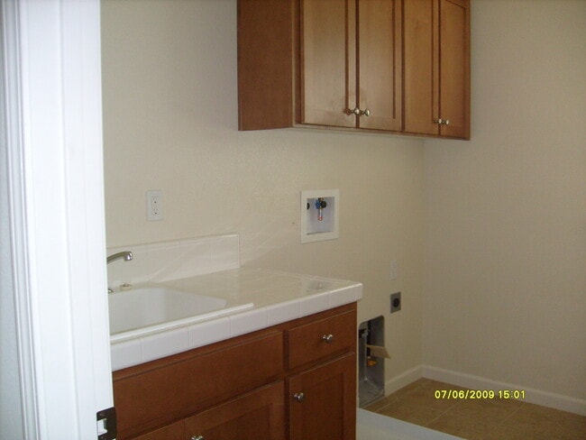 Building Photo - Beautiful 4 Bedroom Home on Prosperity, Modesto