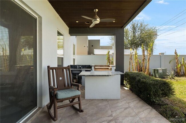 Building Photo - 305 N Mockingbird Ave