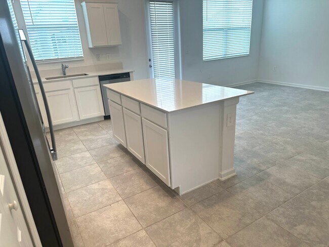 Building Photo - Champions Pointe 3 bed 2.5 bath Town home ...