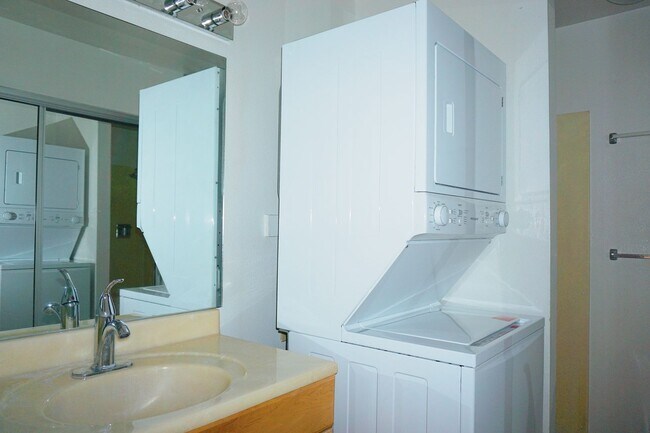 Building Photo - Palm Villas Studio with 1 parking & A/C