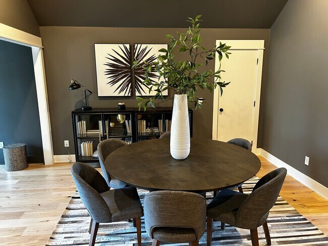 Building Photo - UNFURNISHED Beautiful Large Home Available Now on North Walnut in Fayetteville !!