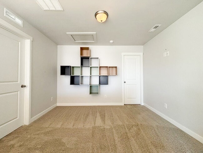 Building Photo - Bright - Open Floor Plan - Steps away from...