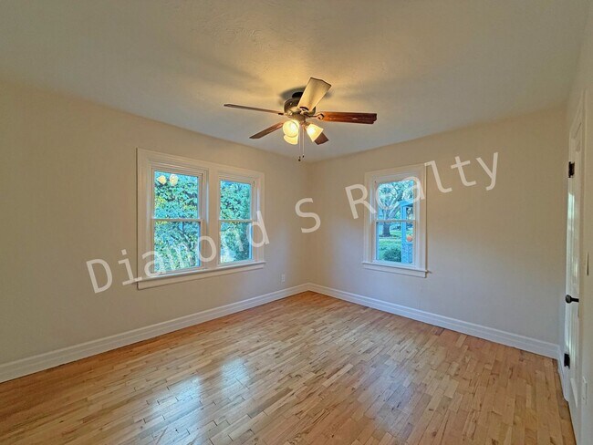 Building Photo - Stunning 2 Bedroom Home Located Near Mercy!