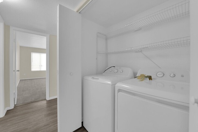 Building Photo - You will love this 2 bedroom condo! Update...