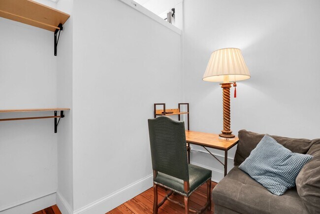 Building Photo - Stunning Corner Loft in the Heart of Historic Downtown Savannah