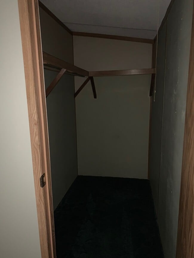 Building Photo - FOR RENT