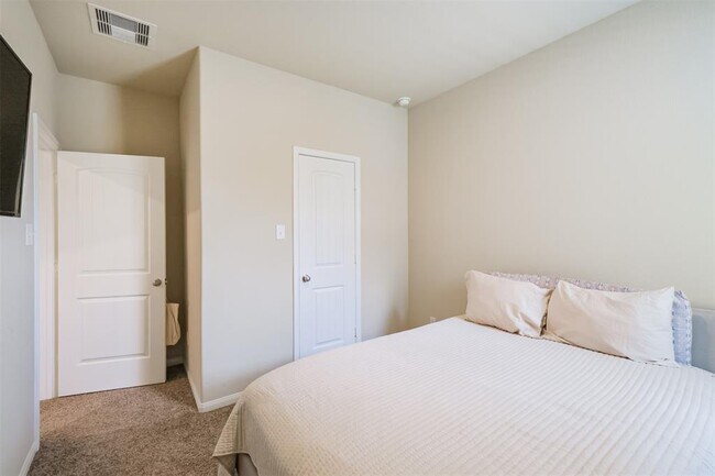 Building Photo - 14657 E Pine Heart Dr