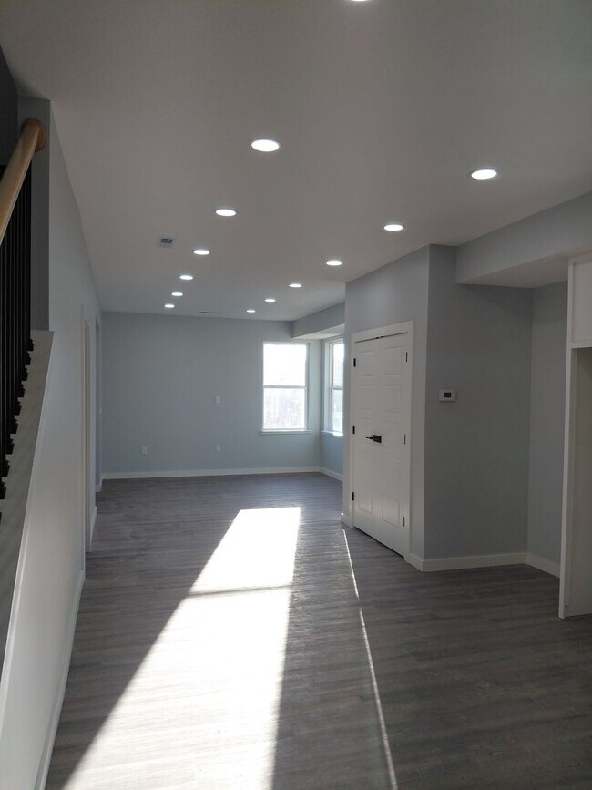 Building Photo - 707/709 Maple Street