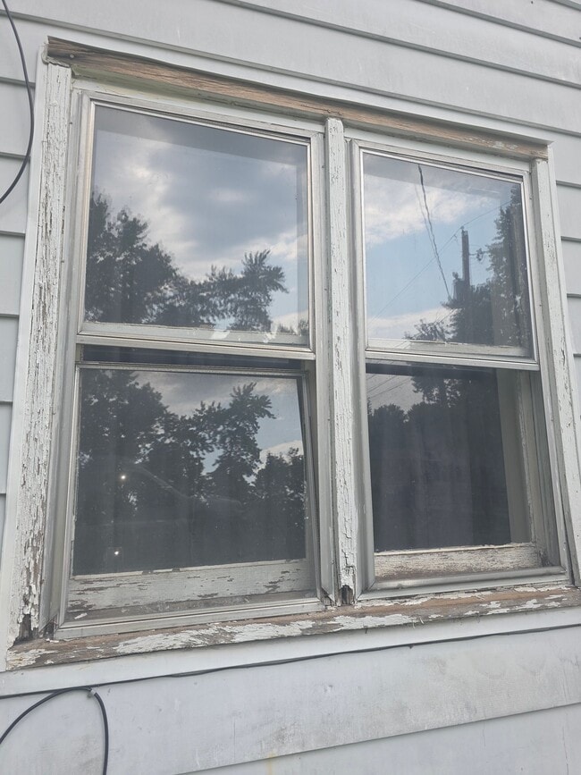 Building Photo - 1021 Maple St