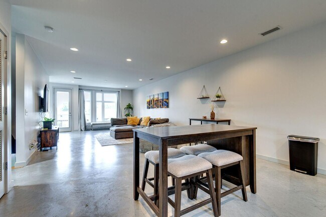 Building Photo - 1029 Maxwell Ave