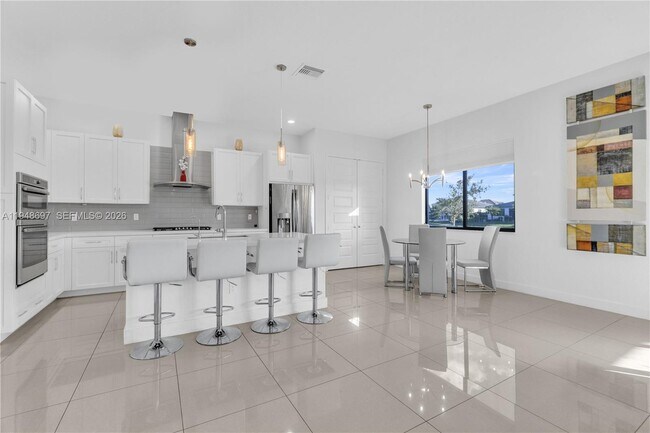 Building Photo - 10890 Shore St