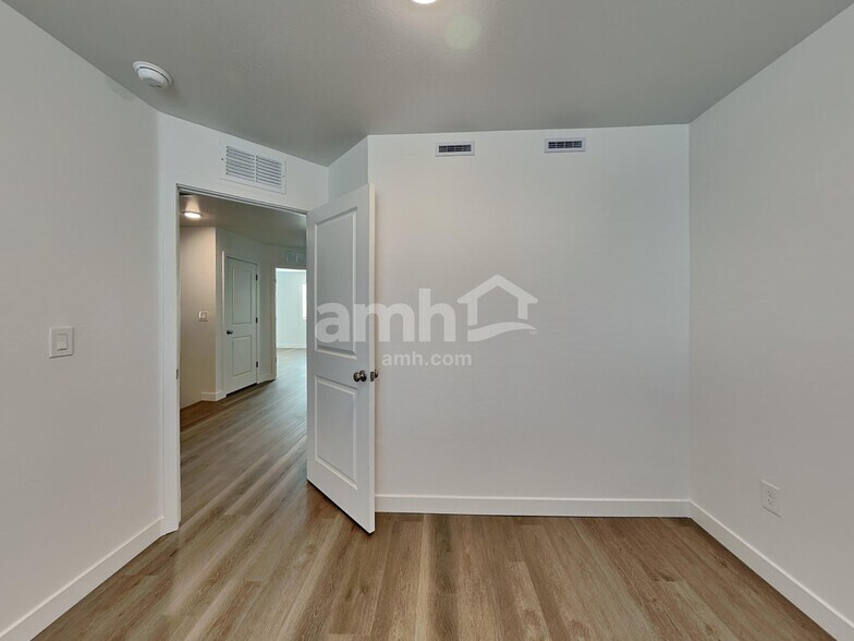 Building Photo - 12524 W Flynn Ln