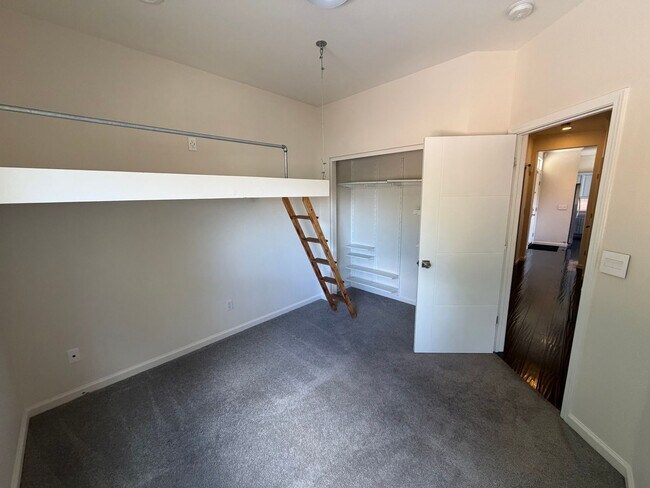 Building Photo - Beautiful Home in Stead!
