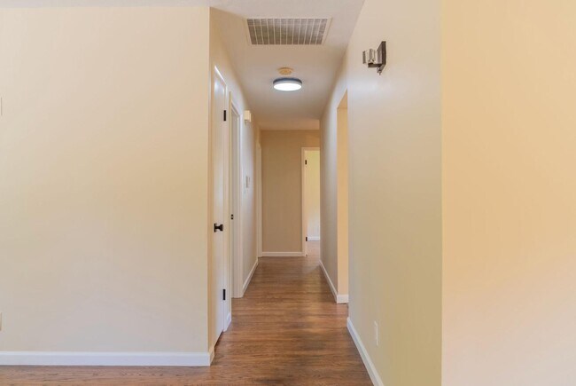 Building Photo - 462 Woodview Dr