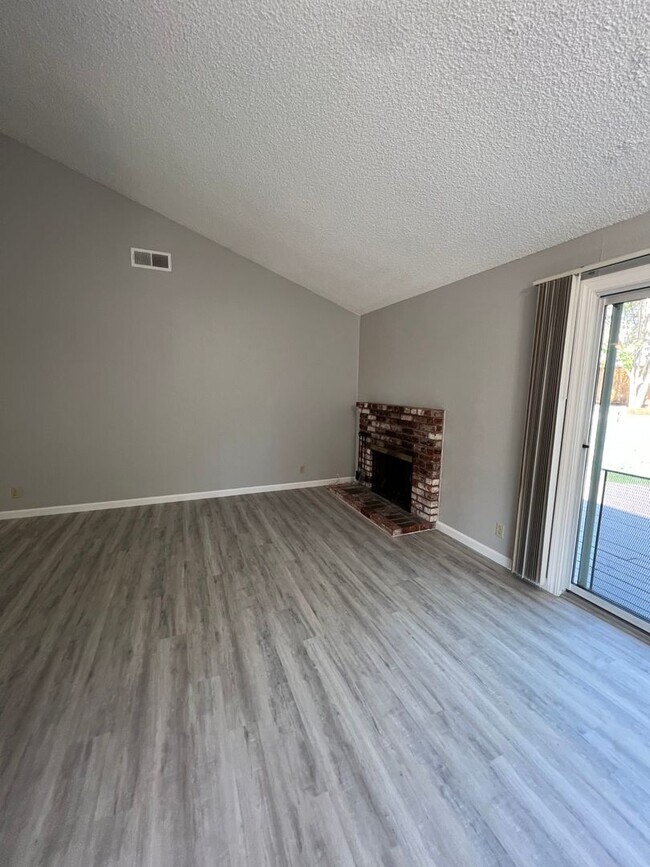 Building Photo - Newly Updated 4/2 Home! Remodeled Bathroom...