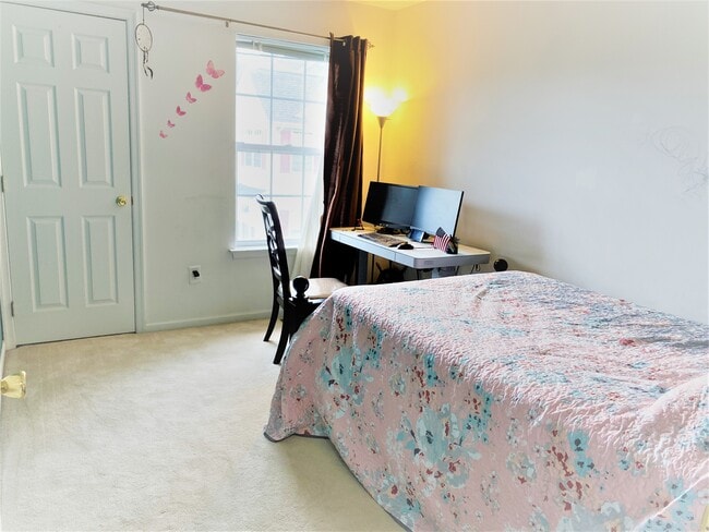 Building Photo - 208 Blossom Cir