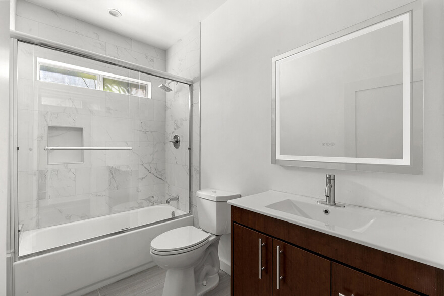 Building Photo - 1301 N Poinsettia Pl