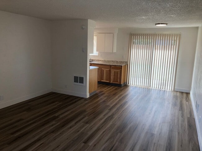 Building Photo - Updated 2 bedroom 1 1/2 bath duplex in Spr...