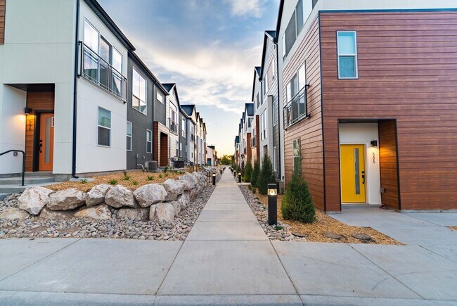 Building Photo - Move In Before School Starts! 4 Weeks Free + $0 Down Deposit OAC | 3 Bed Townhome in South Ogden