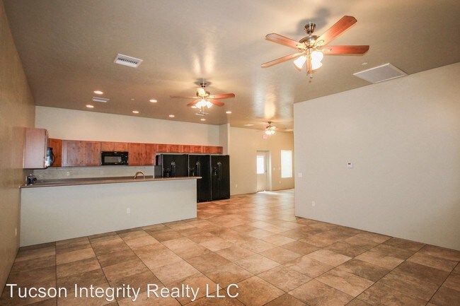 Building Photo - 10 br, 7 bath Room For Rent - 1730 N. 1st Ave