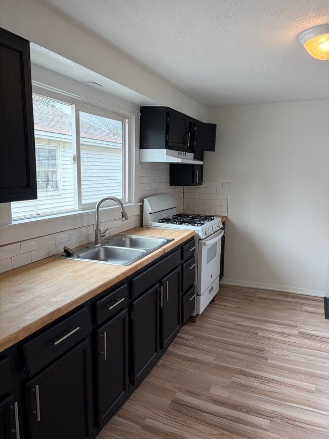 Building Photo - 21 E 6th St