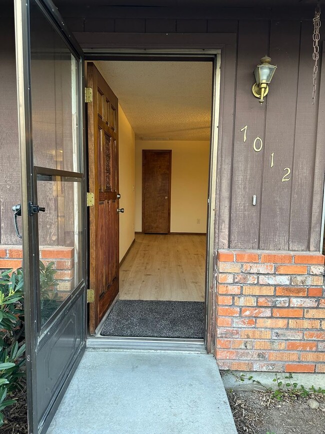 Building Photo - Centrally Located  2 Bedroom 1 Bathroom Du...