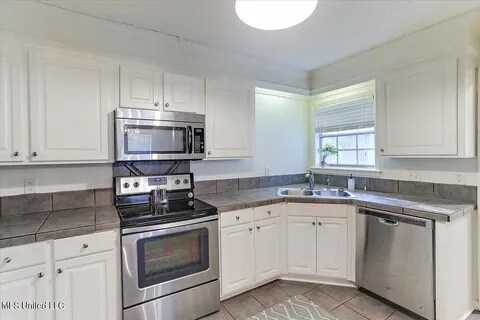Building Photo - 631 Live Oak Dr
