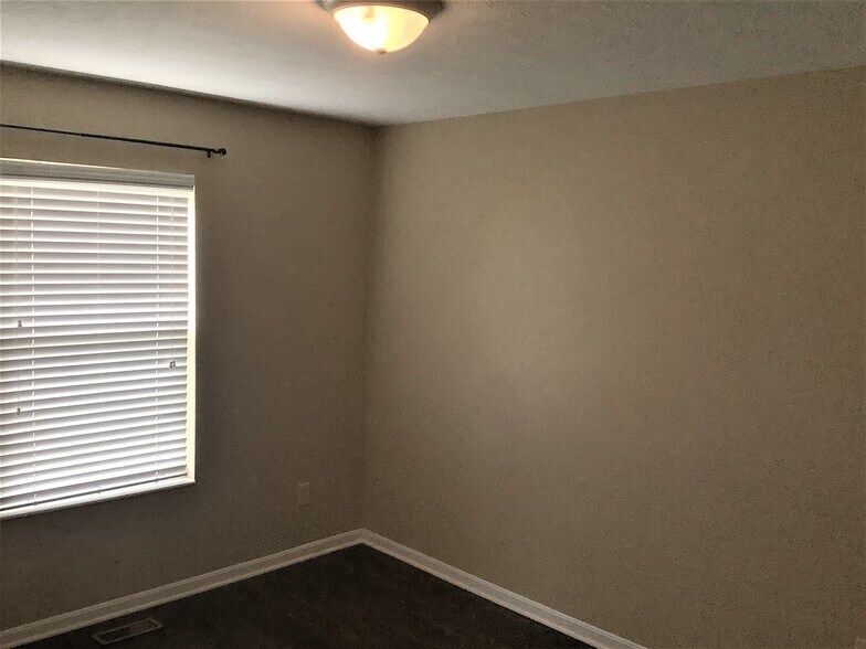 Building Photo - 200 Hedgington Ct