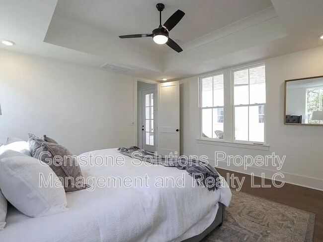 Building Photo - 207 Fairground St